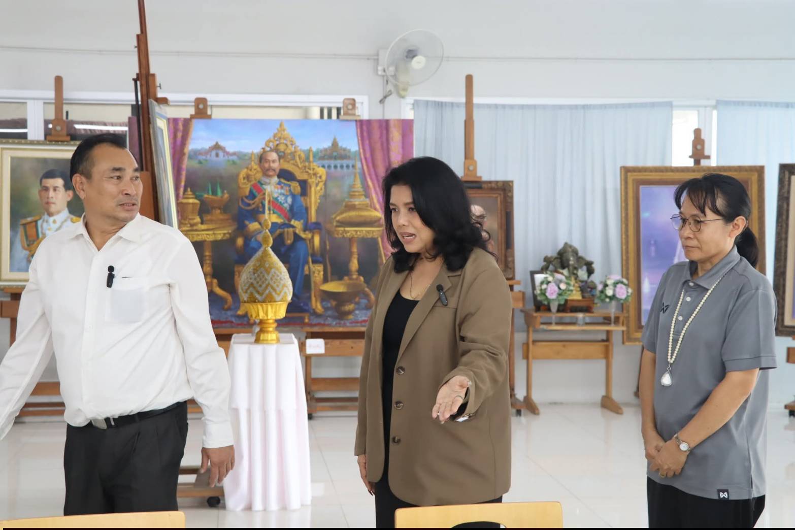 title - นายอำเภอบางไทร และคณะผู้บริหารท้องถิ่น ลงพื้นที่เยี่ยมชมสถานที่ภายใน ศูนย์ส่งเสริมและพัฒนาอาชีพเสริมนอกภาคการเกษตร (ศูนย์ศิลปาชีพบางไทรฯ (เดิม)) และแผนกฝึกอบรมทั้ง 12 แผนก